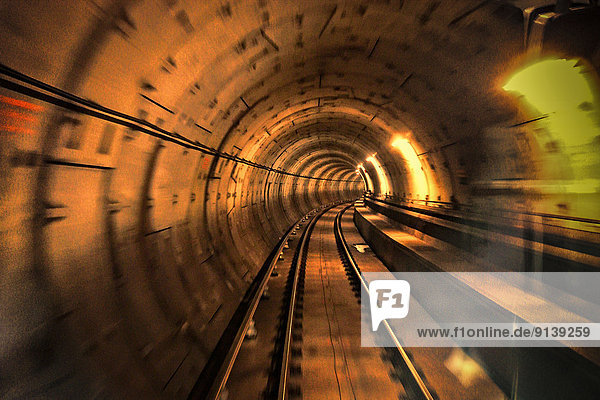 hinter  Reise  gehen  Tunnel  schießen  Zug