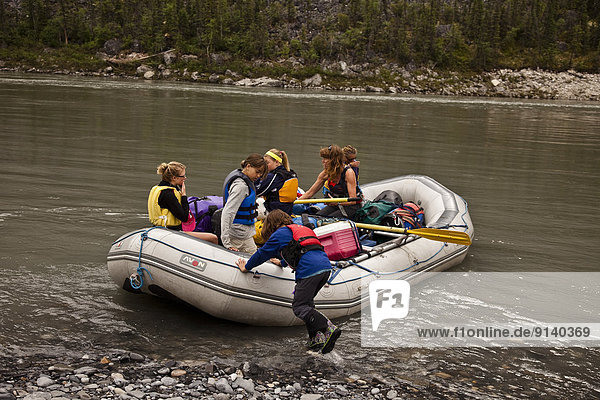 Wasserrand  schieben  Fluss  jung  Northwest Territories  Mädchen  Kanada  Floß