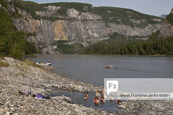 Fröhlichkeit  Mensch  Menschen  Menschengruppe  Menschengruppen  Gruppe  Gruppen  Wärme  Fluss  Northwest Territories  Kanada