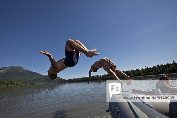 Mann  springen  Fluss  2  Northwest Territories  Kanada  Floß