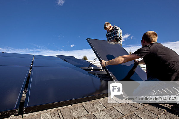 Dach  installieren  2  Sonnenkollektor  Sonnenenergie  Tisch  Alberta  Kanada