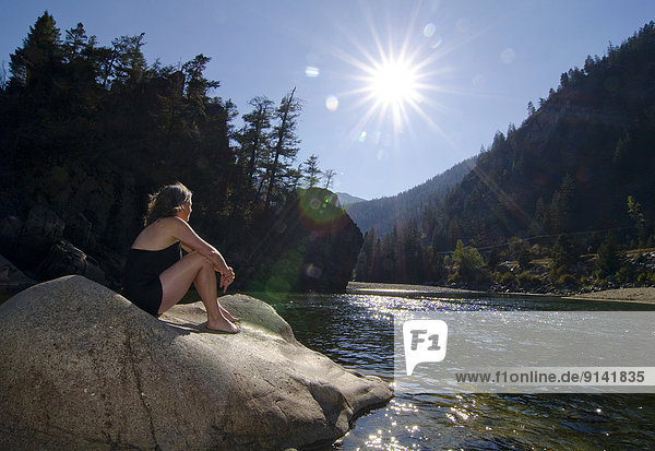 hoch  oben  Felsbrocken  Frau  dippen  Fluss  Mittelpunkt  Sonnenlicht  Ländliches Motiv  ländliche Motive  London Borough of Bromley  British Columbia  Kanada