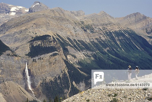 couple overlooking Takkakaw Falls  Yoho National Park  British Columbia  Canada