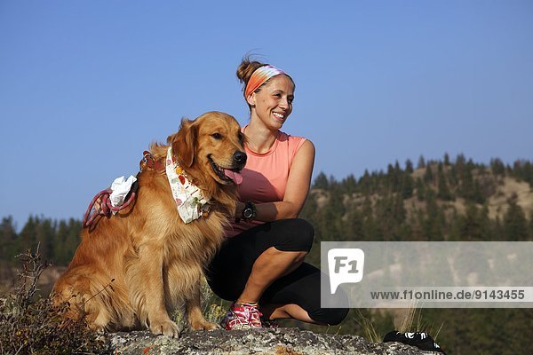 Frau  Hund  See  wandern  jung  Ländliches Motiv  ländliche Motive  British Columbia  Kanada