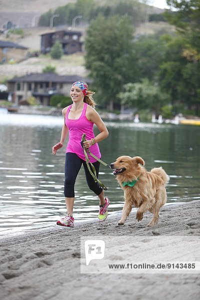 Frau  Strand  rennen  Hund  See  jung  British Columbia  Kanada