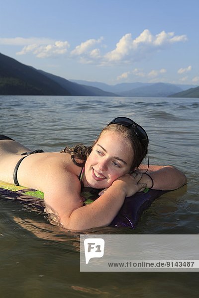 Jugendlicher  fließen  See  Himmel  Matratze  Ländliches Motiv  ländliche Motive  British Columbia  Kanada