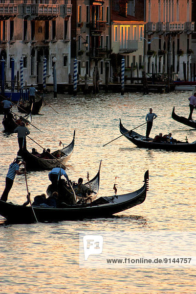 tragen  Ehrfurcht  Tourist  Gondel  Gondola  Italien  Venedig