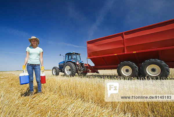 stehend  Getreide  Traktor  ernten  Bauernhof  Hof  Höfe  frontal  Hafer  Mädchen  Kanada  Manitoba