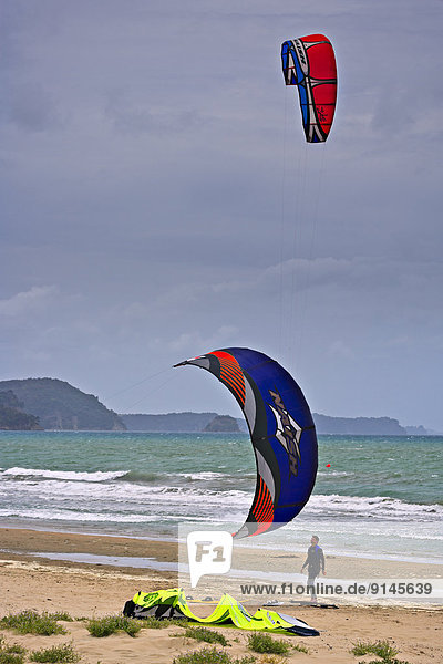 Kitesurfen Strand vorwärts neuseeländische Nordinsel Neuseeland Orewa
