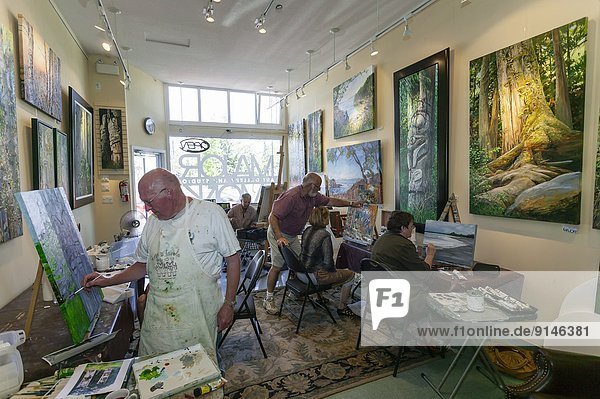 Lloyd Major leads a painting class at his Gallery in Parksville. Parksville  Oceanside  Central Vancouver Island  British Columbia  Canada.