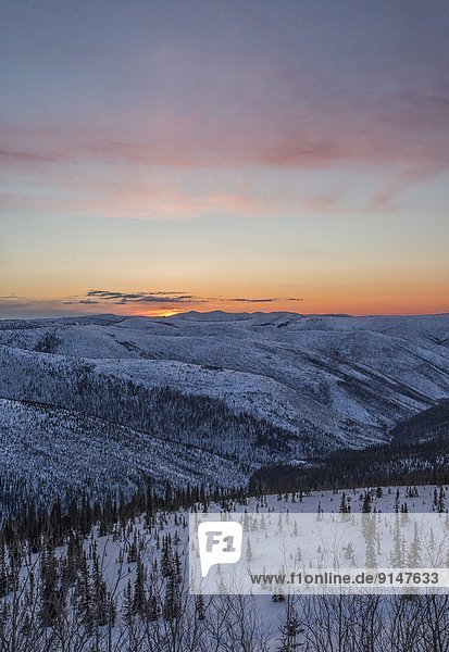 Außenaufnahme  beleuchtet  Wolke  Sonnenuntergang  Großstadt  hoch  oben  Dawson City  Yukon