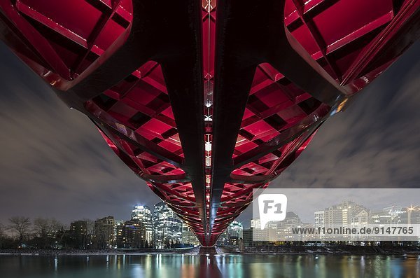 Nacht  Ruhe  Spiegelung  Brücke  Fluss  Unterricht  Fußgänger  Alberta  Calgary  Kanada  Innenstadt