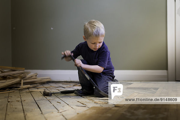 Boden Fußboden Fußböden Junge - Person klein Hammer Zimmermann Parkett spielen