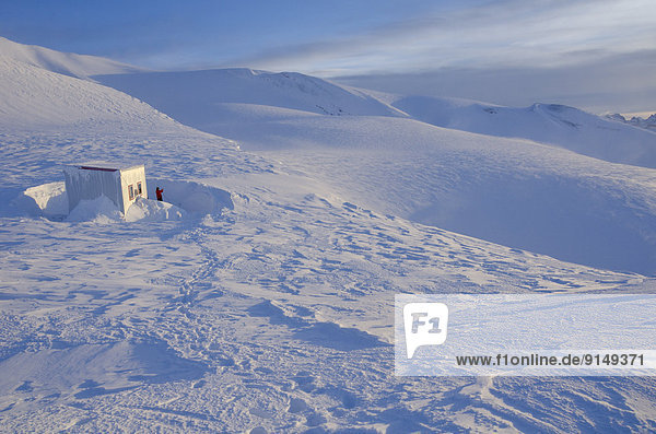 Außenaufnahme Hütte Winter Skifahrer Landschaft Einsamkeit Rocky Mountains British Columbia kanadisch
