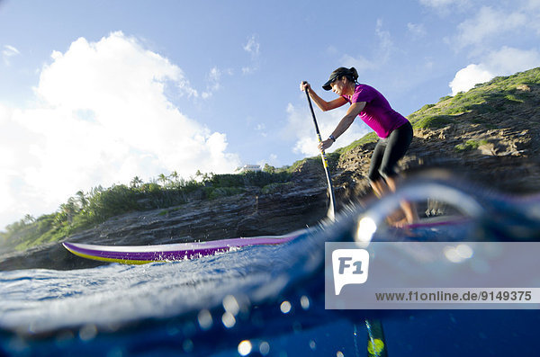 hoch oben Frau Steilküste Paddel Surfboard Hawaii Honolulu Oahu