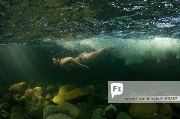 nahe Unterwasseraufnahme schwimmen Mädchen