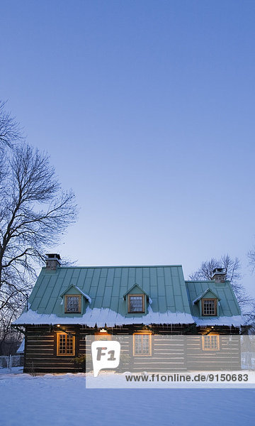 beleuchtet Winter Lifestyle Wohnhaus Weihnachten Dekoration Nachbarschaft kanadisch Kanada Abenddämmerung alt Quebec