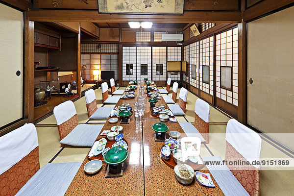 Lifestyle Tradition am Tisch essen Zimmer stehend Gast Hotel Zeit Ryokan Japan japanisch