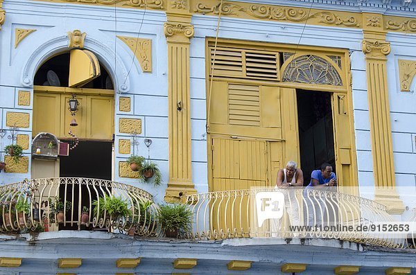 Farbaufnahme  Farbe  Mann  Gebäude  Balkon  Fassade  Kuba