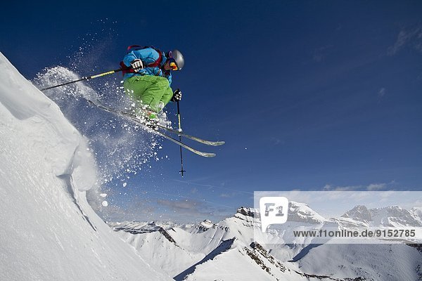 Skifahrer fangen See Urlaub Ski Himmel jung Alberta Kanada