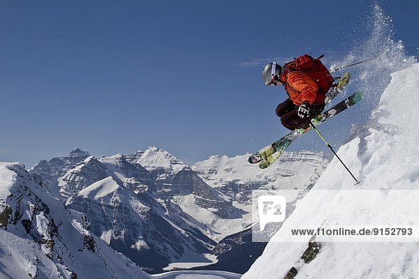 Skifahrer fangen See Urlaub Ski Himmel jung Alberta Kanada