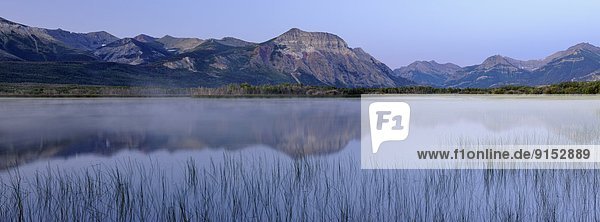 Morgendämmerung  Spiegelung  Teich  Waterton Lakes Nationalpark  Alberta  Kanada