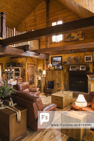 Stapel Lifestyle Wohnhaus Zimmer weiß innerhalb Nachbarschaft Kiefer Pinus sylvestris Kiefern Föhren Pinie kanadisch Wohnzimmer Kanada Quebec