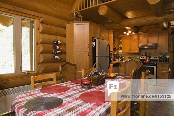 Wohnhaus am Tisch essen Zimmer Küche innerhalb Nachbarschaft Laurentian Mountains Tisch Kanada Quebec