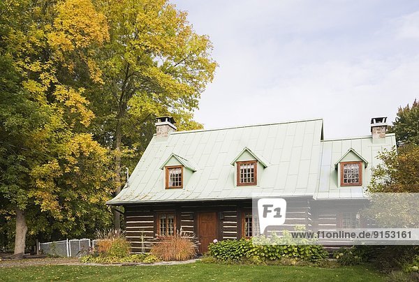 Wohnhaus Garten frontal Herbst Nachbarschaft Landschaftsarchitektur Kanada Quebec