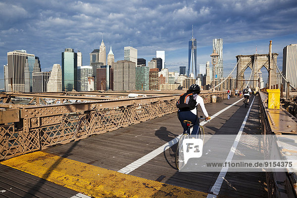 zwischen  inmitten  mitten  spannen  Landstraße  New York City  über  Fahrradfahrer  Weg  Straße  Brücke  Hintergrund  Fußgänger  6  reservieren  Brooklyn  East River  Manhattan  breit