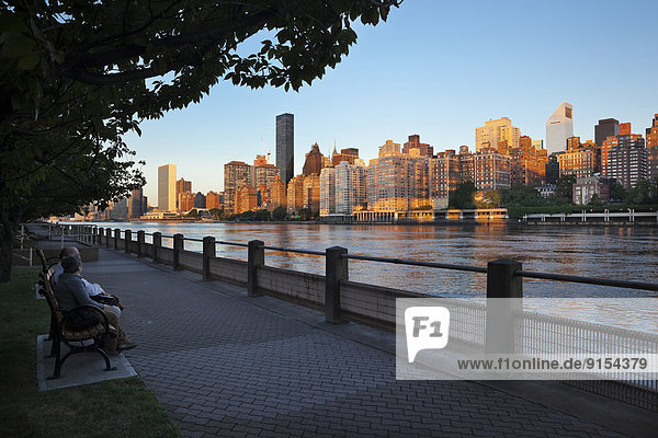 New York City  Morgendämmerung  Fluss  Insel  Fokus auf den Vordergrund  Fokus auf dem Vordergrund  Innenstadt  Manhattan