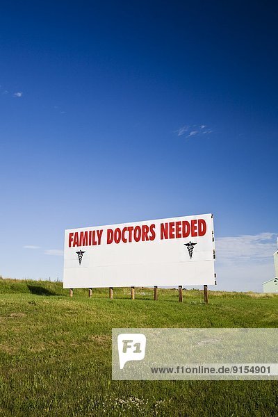 Ländliches Motiv ländliche Motive Arzt Werbung Gemeinschaft Reklameschild Wunsch Alberta Kanada Straßenrand