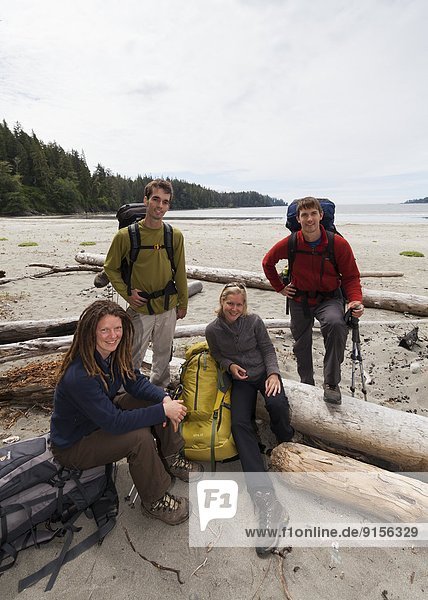 einsteigen  4  Freundschaft  Fotografie  Abenteuer  folgen  Bamfield  British Columbia  British Columbia  Kanada  Pose  Vancouver Island  Westküste