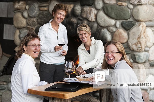 4  Fröhlichkeit  Freundschaft  unterhalten  Glas  Wein  warten  Tofino  British Columbia  Tisch  British Columbia  Kanada  Vancouver Island
