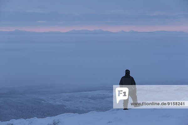Krähe  stehend  Berg  Mensch  Tal  hoch  oben  unterhalb