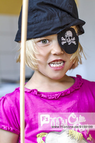 Mädchen als Pirat verkleidet