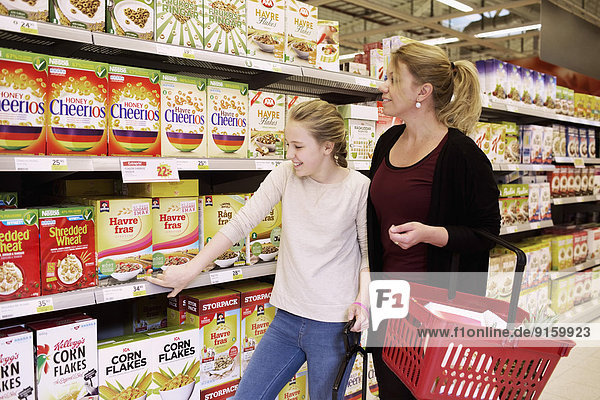 Mutter und Tochter entscheiden sich für Cornflakes im Supermarkt