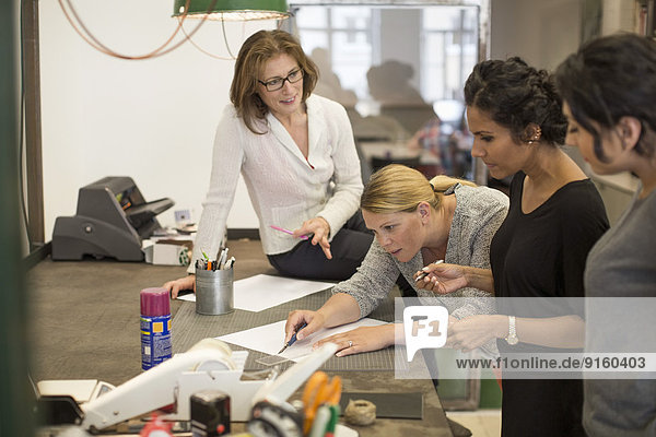 Kreative Geschäftsfrauen beim Planen am Tisch im Büro