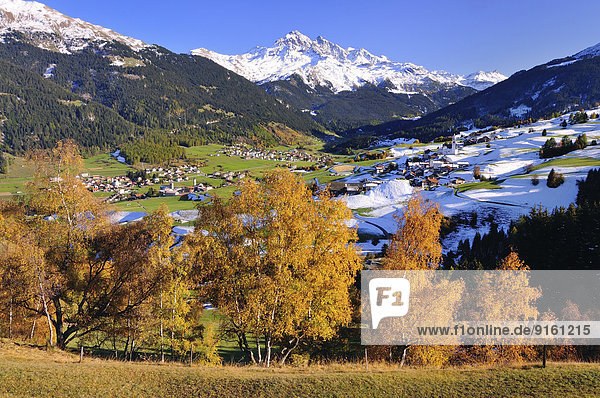 Oberhalbstein im Herbst mit den Dörfern Cunter  Savognin  Parsonz  dahinter verschneiter Piz d'Err  Kanton Graubünden  Schweiz