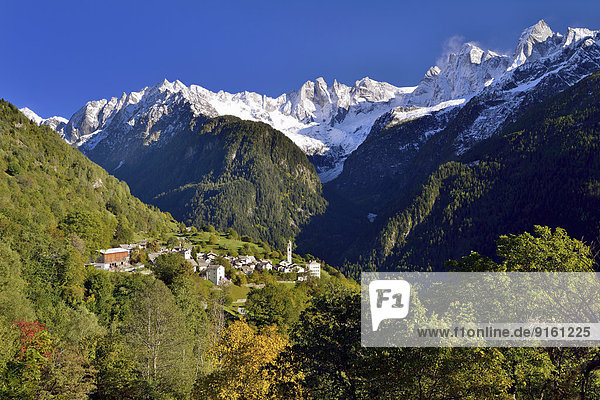 Das Dorf Soglio im Val Bregaglia  dahinter die Sciora-Gruppe  Bergell  Kanton Graubünden  Schweiz