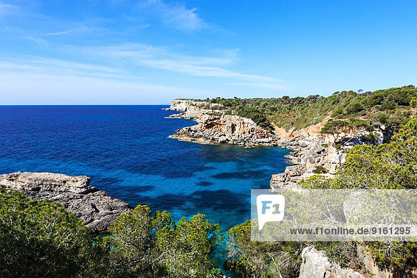 zwischen inmitten mitten Felsen Mütze Küste Balearen Balearische Inseln Mallorca Spanien