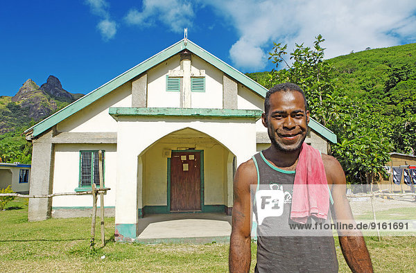 Mann  27 Jahre  vor der Methodistenkirche  Dorf Nalauwaki  Waya Island  Yasawa Inselgruppe  Fidschi-Inseln  Fidschi