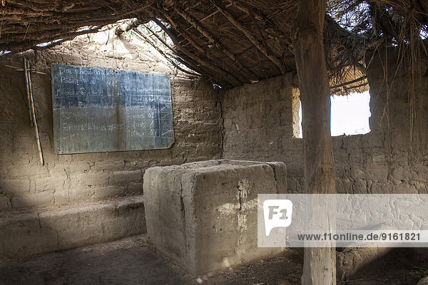 Ein einfacher Lehmbau dient sowohl als Schule  als auch Kirche  Poli  Region Nord  Kamerun