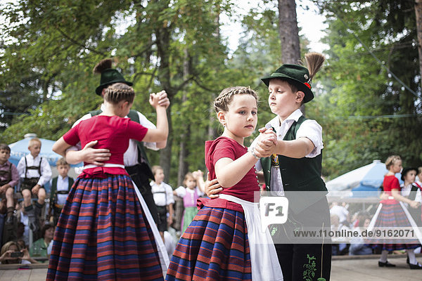 Waldfest des F.C. Real Kreuth am Leonhardstoana Hof Auftritt der Kinder der Trachten- und Plattlergruppe Kreuth Oberbayern Bayern Deutschland