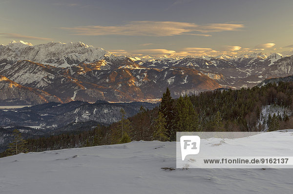 Tiroler Inntal  unten Kufstein  links Wilder Kaiser  rechts Kitzbüheler Alpen  Österreich