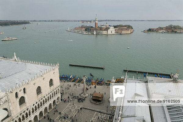 Markusplatz von oben  mit Dogenpalast und Canale Grande  hinten Santa Maria Maggiore  Venedig  Venezien  Italien