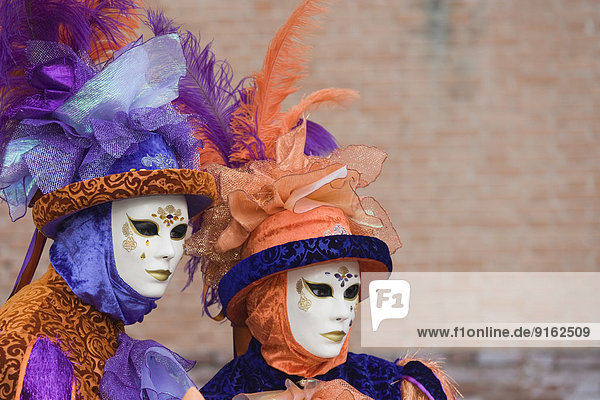 Venezianische Maskenkostüme beim Karneval,  Venedig,  Venezien,  Italien