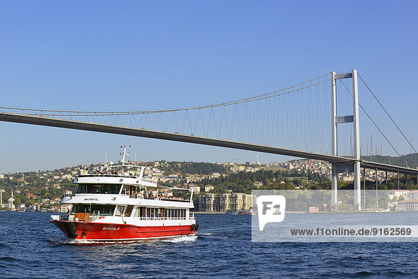 Fährschiff auf dem Bosporus  Bosporus-Brücke  asiatisches Ufer  von Ortaköy aus  Üsküdar  Istanbul  Türkei