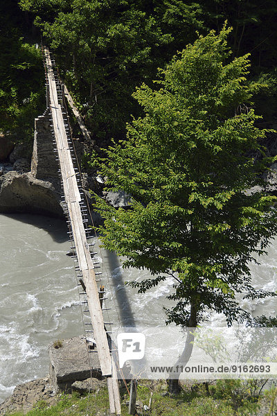 Primitive Hängebrücke über den Fluss Enguri  Swanetien  Hoher Kaukasus  Georgien