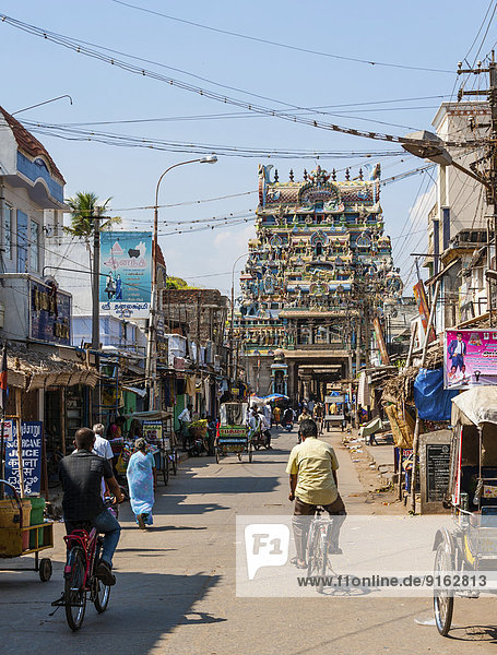 Street scene with temple  Tiruchirappalli  Tamil Nadu  India